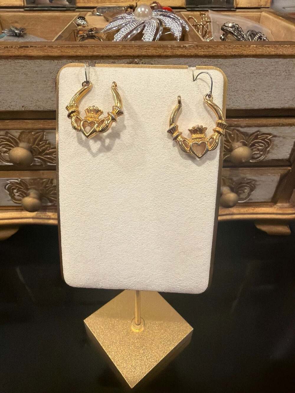 Vintage AVON Gold Tone Irish Claddagh Hands